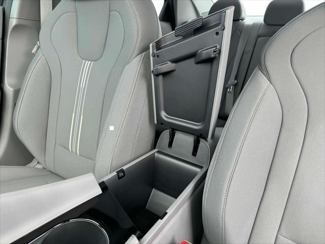 Photo of 2025 White Hyundai ELANTRA