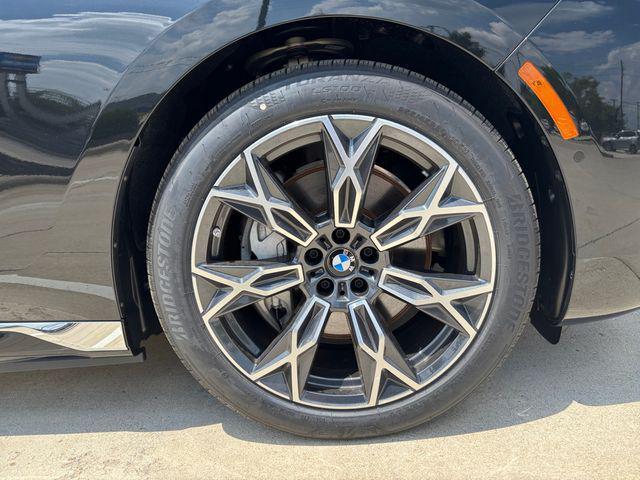 Photo of 2025 Black Sapphire Metallic BMW i7