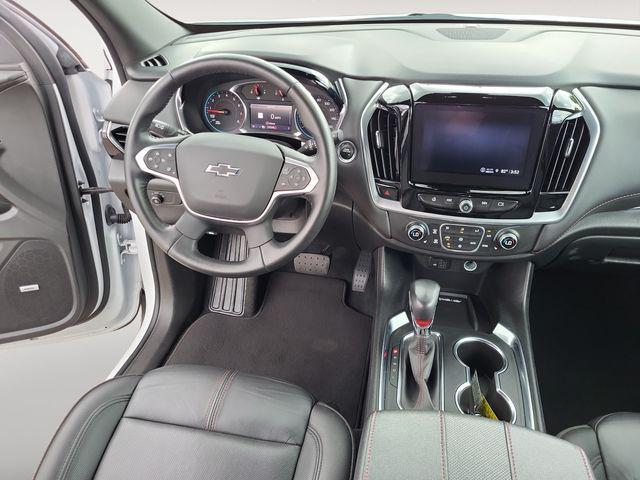 Photo of 2022 Iridescent Pearl Tricoat Chevrolet Traverse