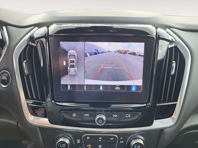 Photo of 2022 Iridescent Pearl Tricoat Chevrolet Traverse