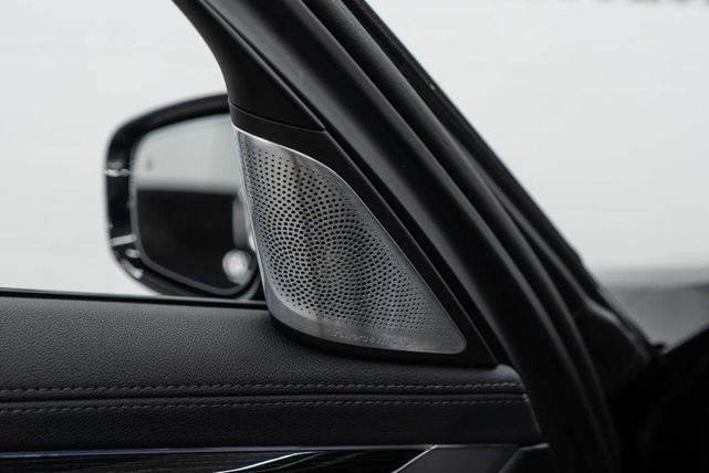 Photo of 2022 Black Sapphire Metallic BMW 745e