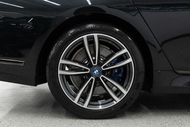 Photo of 2022 Black Sapphire Metallic BMW 745e