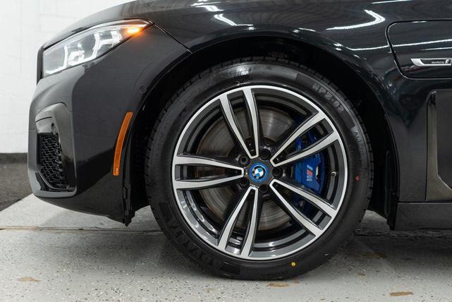 Photo of 2022 Black Sapphire Metallic BMW 745e