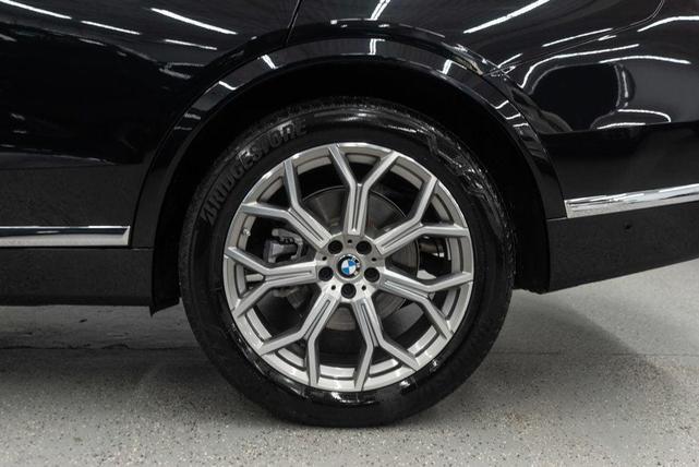 Photo of 2025 Black Sapphire Metallic BMW X7