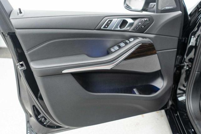 Photo of 2025 Black Sapphire Metallic BMW X7