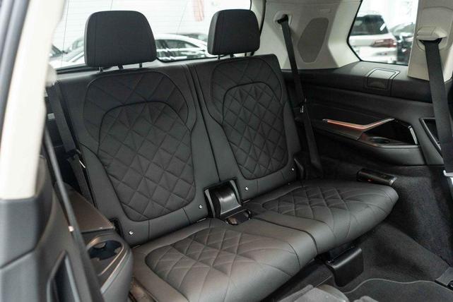 Photo of 2025 Black Sapphire Metallic BMW X7