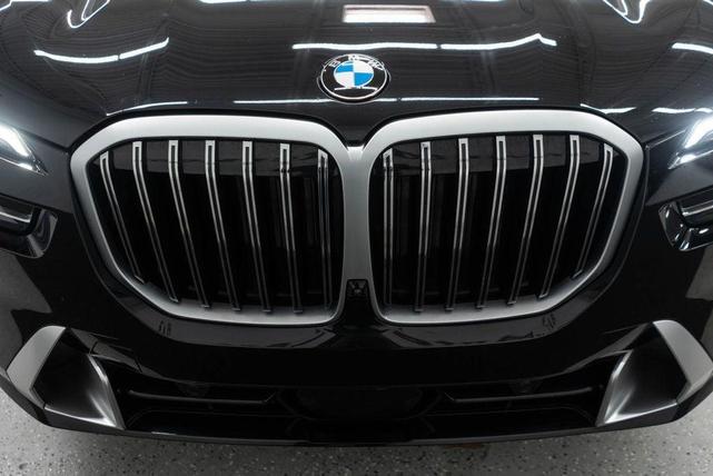 Photo of 2025 Black Sapphire Metallic BMW X7