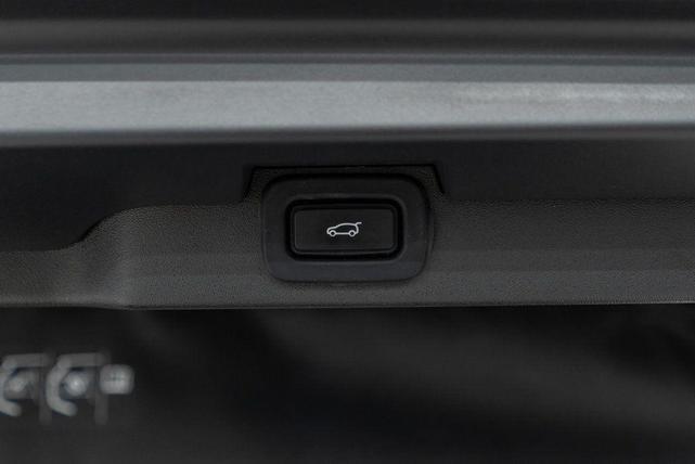 Photo of 2023 Carpathian Grey Premium Metallic Land Rover Discovery