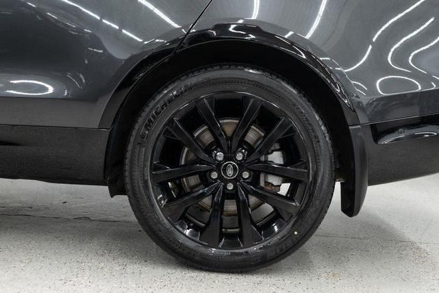Photo of 2023 Carpathian Grey Premium Metallic Land Rover Discovery