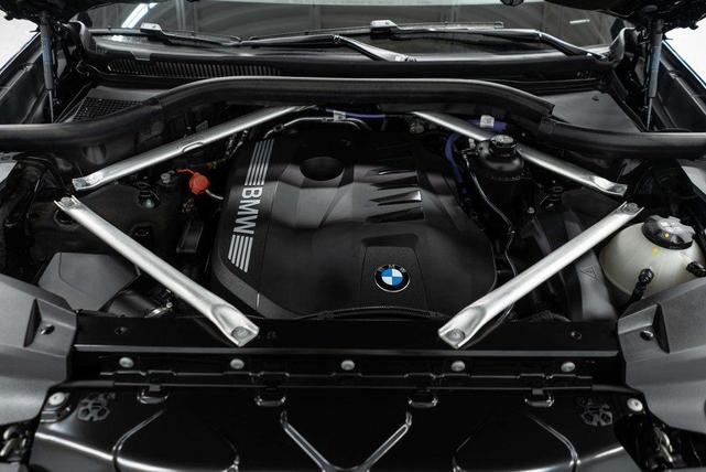 Photo of 2025 Black Sapphire Metallic BMW X7