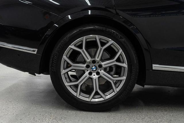 Photo of 2025 Black Sapphire Metallic BMW X7