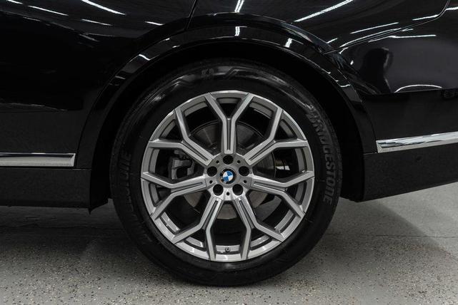 Photo of 2025 Black Sapphire Metallic BMW X7