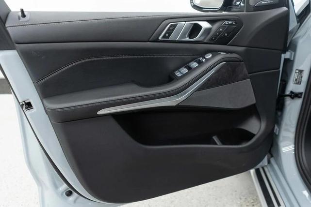 Photo of 2025 Brooklyn Grey Metallic BMW X7