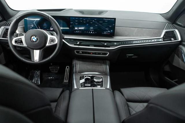 Photo of 2025 Brooklyn Grey Metallic BMW X7