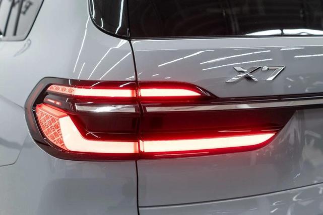 Photo of 2025 Brooklyn Grey Metallic BMW X7