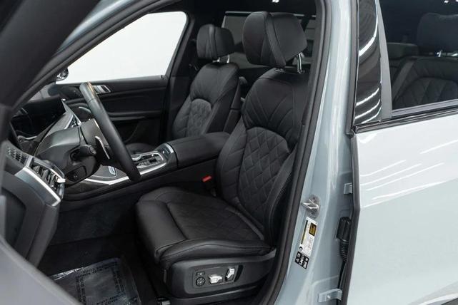 Photo of 2025 Brooklyn Grey Metallic BMW X7