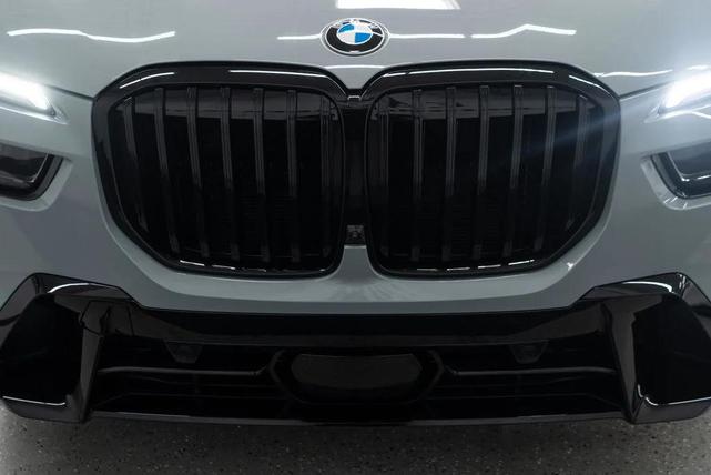 Photo of 2025 Brooklyn Grey Metallic BMW X7