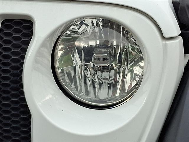 Photo of 2022 Bright White Clearcoat Jeep Wrangler