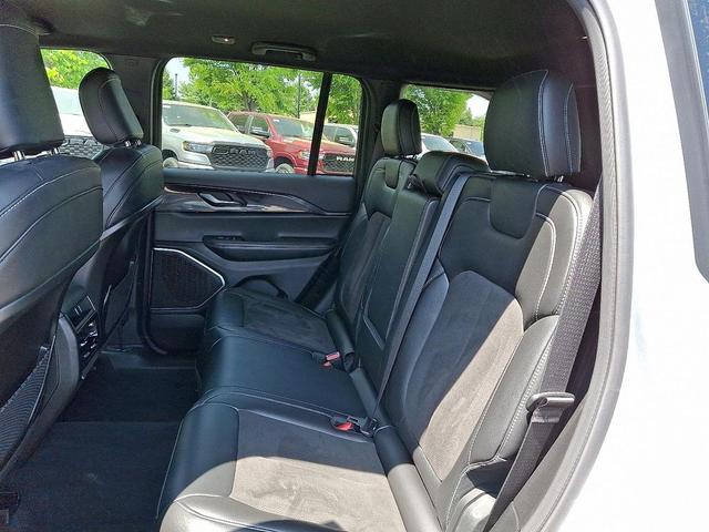 Photo of 2022 Silver Zynith Jeep Grand Cherokee