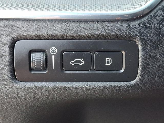 Photo of 2022 Onyx Black Metallic Volvo XC60 Recharge Plug-In Hybrid