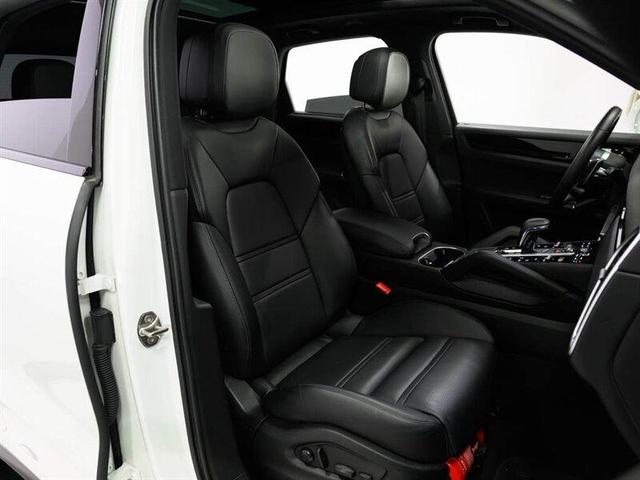 Photo of 2023 White Porsche Cayenne