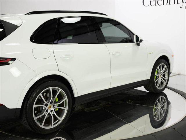 Photo of 2023 White Porsche Cayenne
