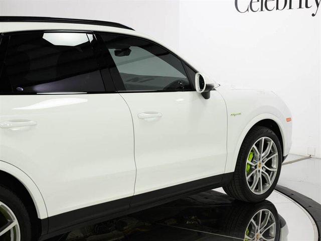 Photo of 2023 White Porsche Cayenne