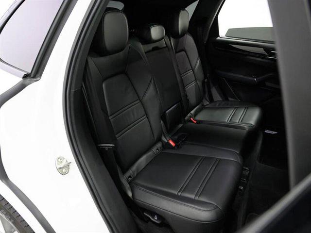 Photo of 2023 White Porsche Cayenne
