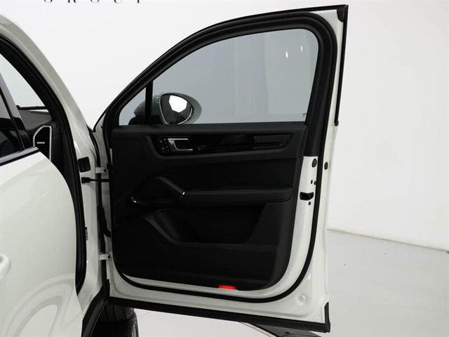 Photo of 2023 White Porsche Cayenne