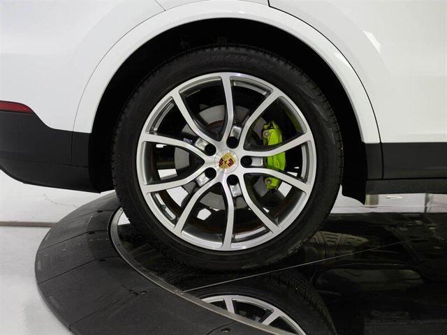 Photo of 2023 White Porsche Cayenne