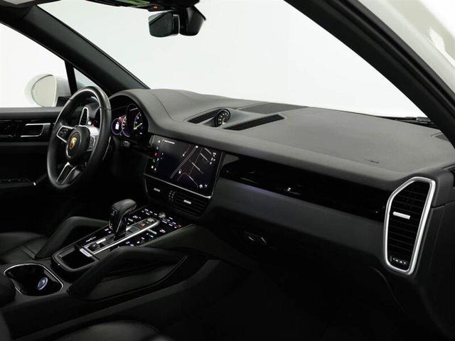 Photo of 2023 White Porsche Cayenne