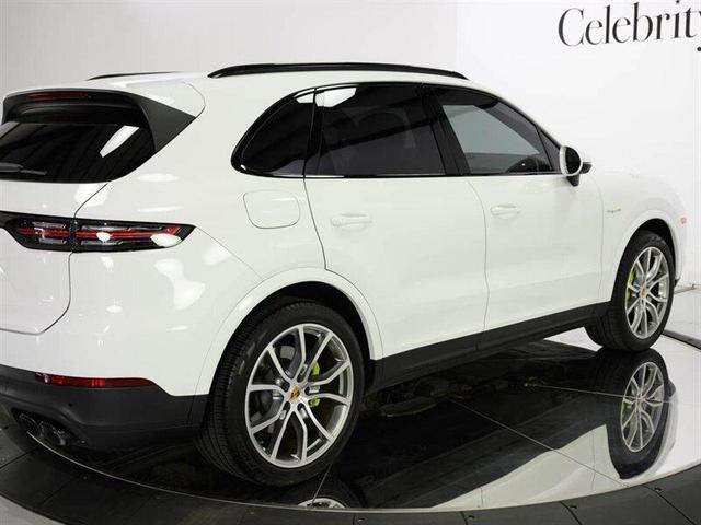 Photo of 2023 White Porsche Cayenne
