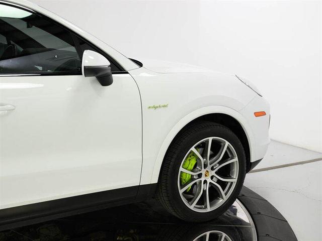 Photo of 2023 White Porsche Cayenne