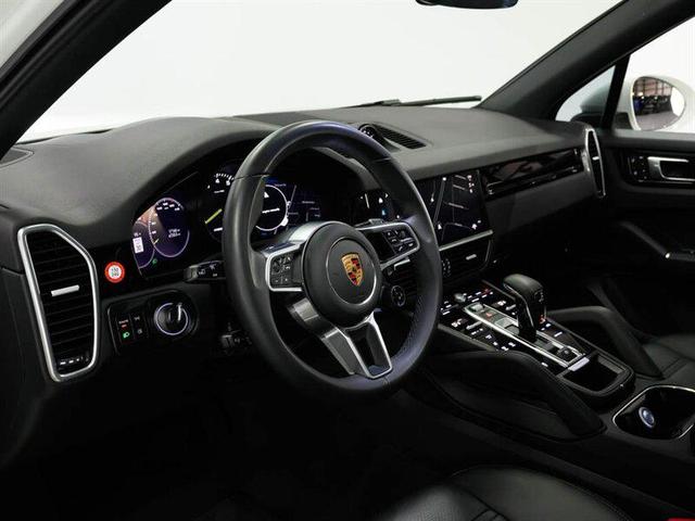 Photo of 2023 White Porsche Cayenne