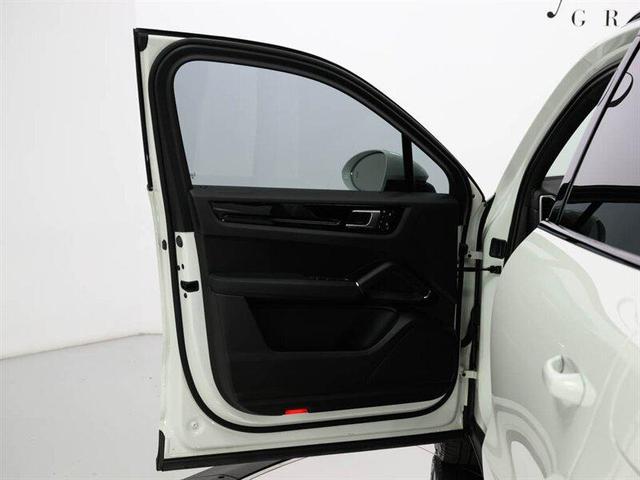 Photo of 2023 White Porsche Cayenne
