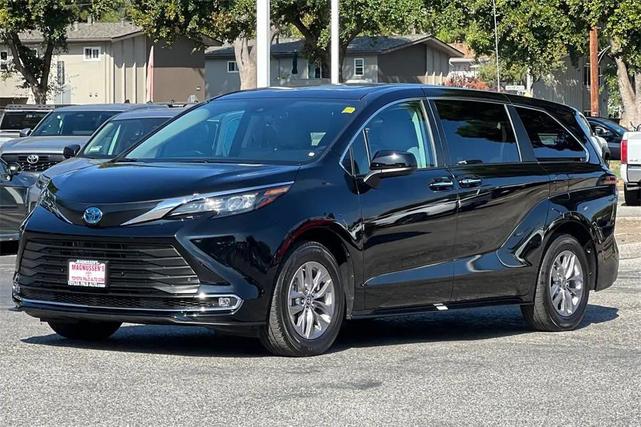 Photo of 2024 Midnight Black Metallic Toyota Sienna