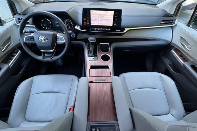 Photo of 2024 Midnight Black Metallic Toyota Sienna