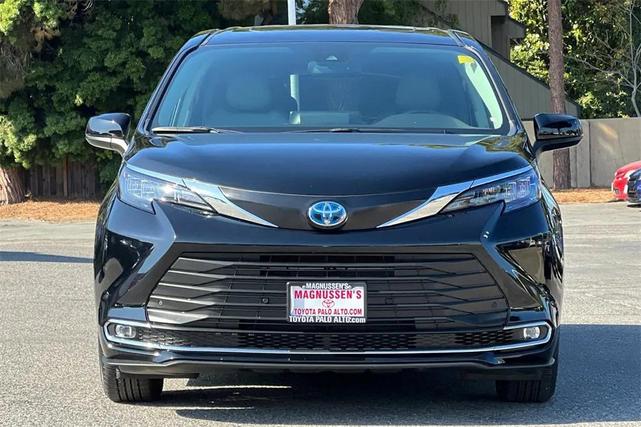 Photo of 2024 Midnight Black Metallic Toyota Sienna