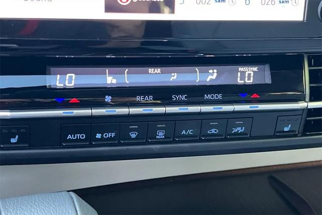 Photo of 2024 Midnight Black Metallic Toyota Sienna