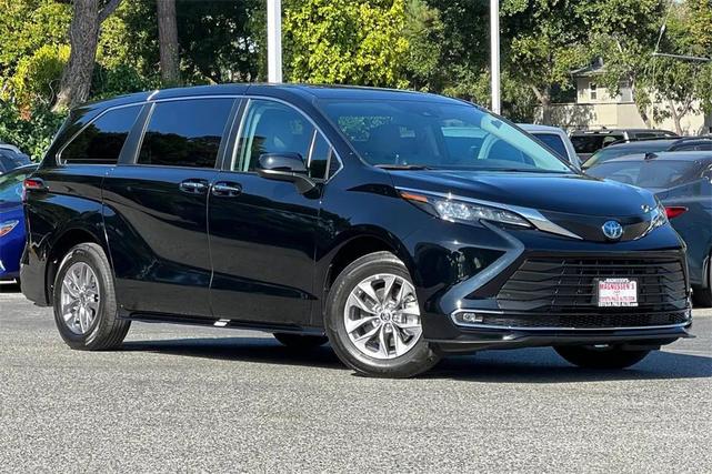 Photo of 2024 Midnight Black Metallic Toyota Sienna