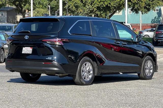 Photo of 2024 Midnight Black Metallic Toyota Sienna