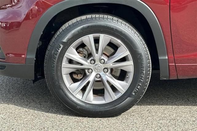 Photo of 2015 Ooh La La Rouge Mica Toyota Highlander