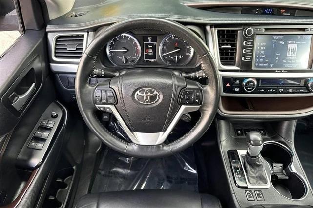 Photo of 2015 Ooh La La Rouge Mica Toyota Highlander