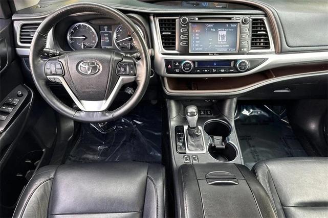 Photo of 2015 Ooh La La Rouge Mica Toyota Highlander