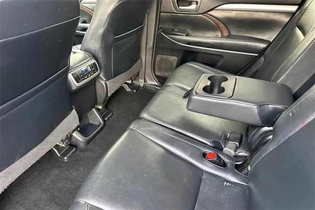 Photo of 2015 Ooh La La Rouge Mica Toyota Highlander