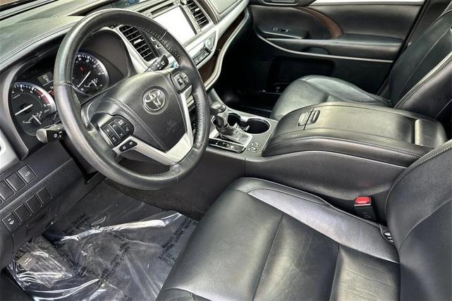 Photo of 2015 Ooh La La Rouge Mica Toyota Highlander