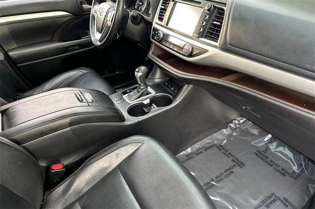 Photo of 2015 Ooh La La Rouge Mica Toyota Highlander
