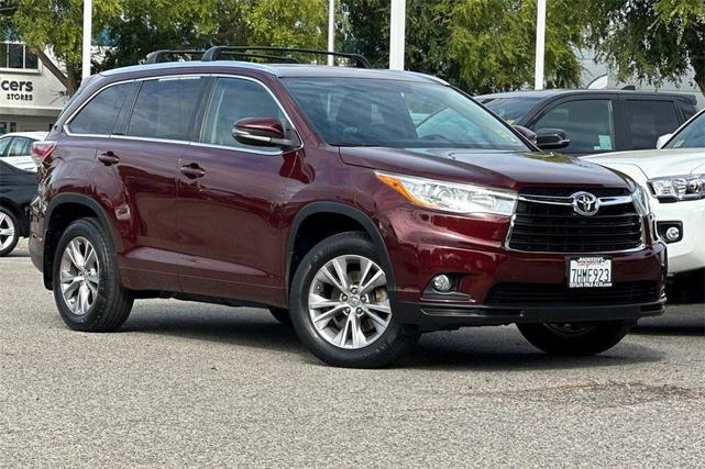 Photo of 2015 Ooh La La Rouge Mica Toyota Highlander