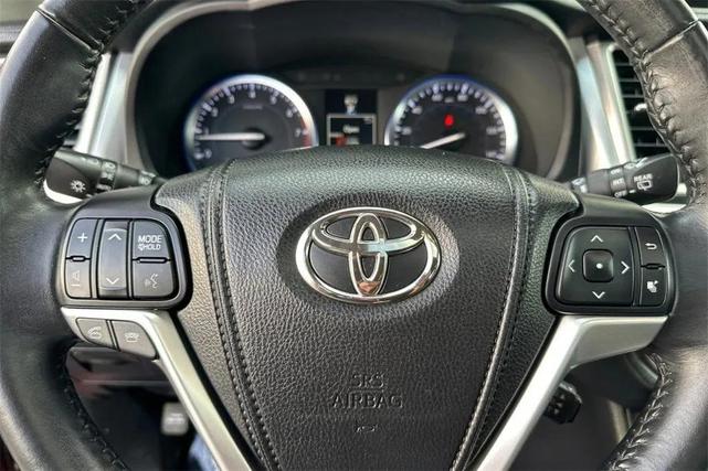 Photo of 2015 Ooh La La Rouge Mica Toyota Highlander