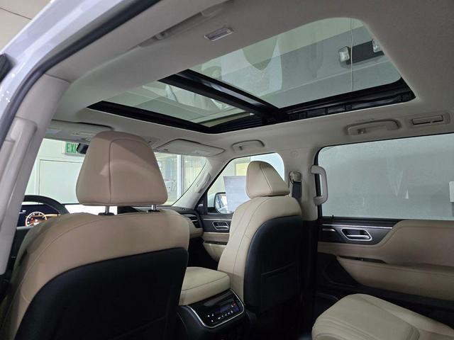 Photo of 2025 Radiant White INFINITI QX80